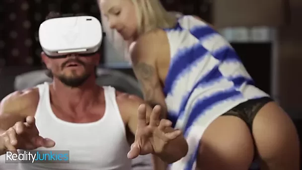 Adolescente loira pegou padrasto em óculos de realidade virtual e chupou seu Big Cock