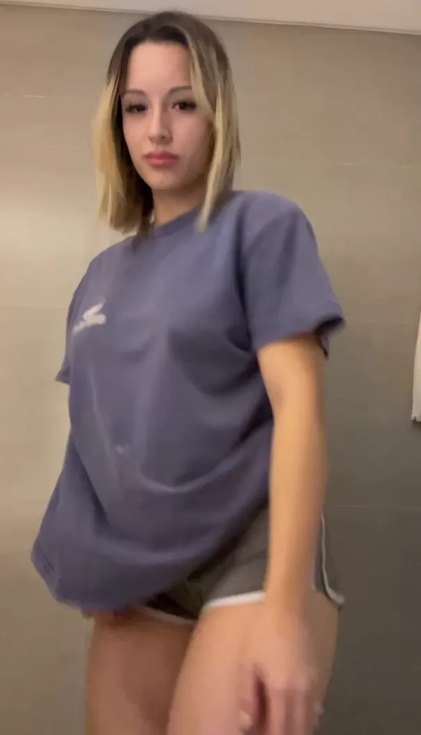 Une petite salope construite en salle de sport vous appelle ;)