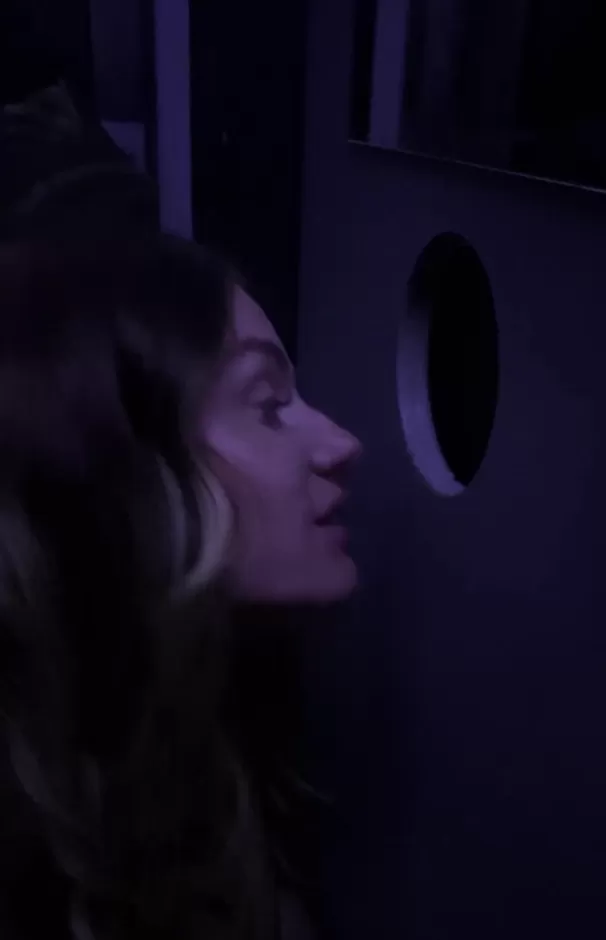 Je prends une des nombreuses éjaculations dans un cinéma libertin à Amsterdam. Le cinéma, c'est William Le Salon avant que vous ne demandiez ! Dans ce Gloryhole, la plus grosse bite m'a donné une bonne raclée par derrière et 10 minutes plus tard,