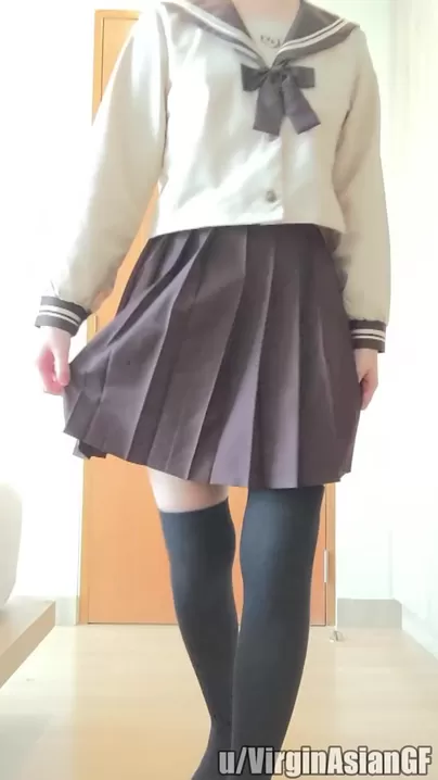 Je suis une étudiante obéissante, alors je vais te donner ma culotte d'écolière japonaise...