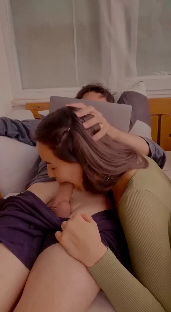 Lui montrer ce que ça fait parce que sa petite amie ne le fait pas