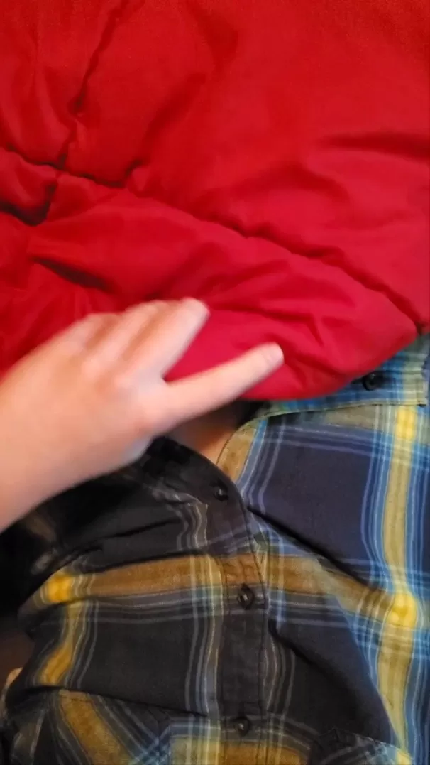 Je ne porte qu'une chemise au lit pour que papa puisse me voir même pendant que je dors