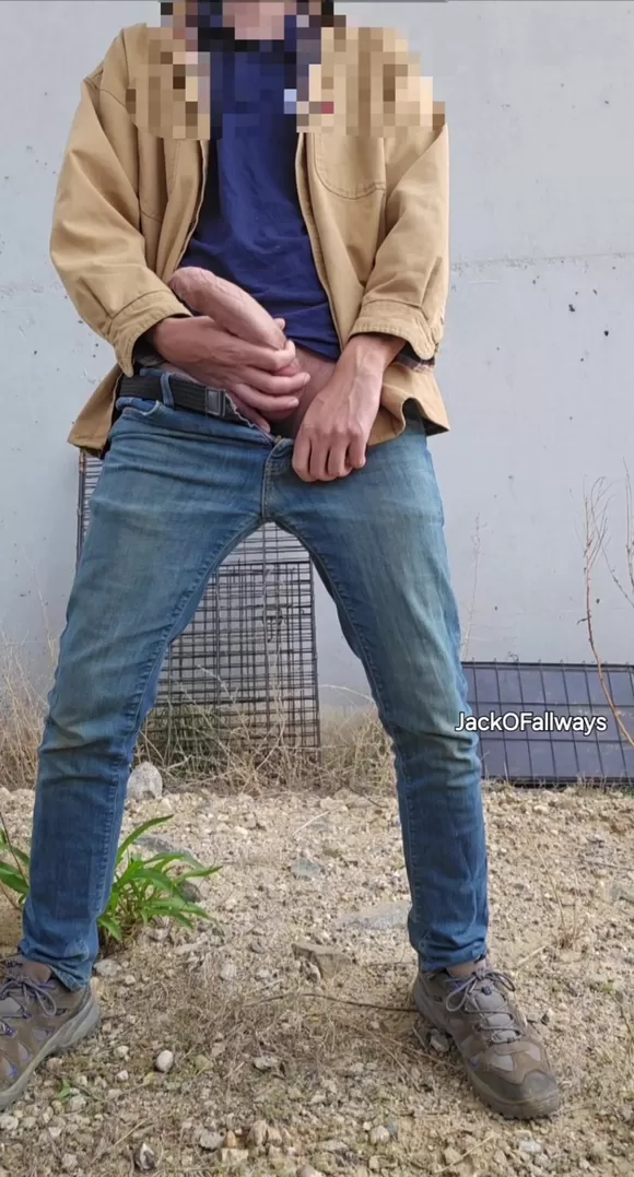 Je n'ai pas pu résister à l'envie d'éjaculer pendant ma pause déjeuner