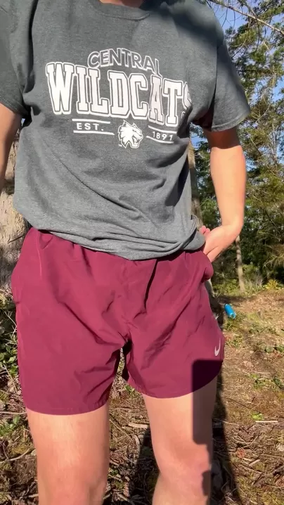 Sportif universitaire ; se déshabillant pendant ma randonnée