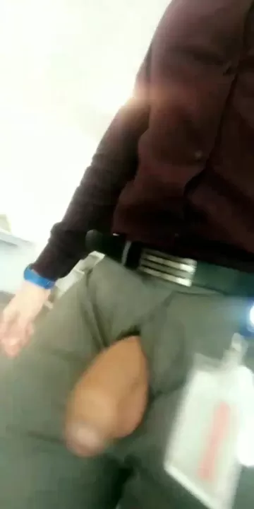 Se promener au bureau avec la bite et les couilles à l'air
