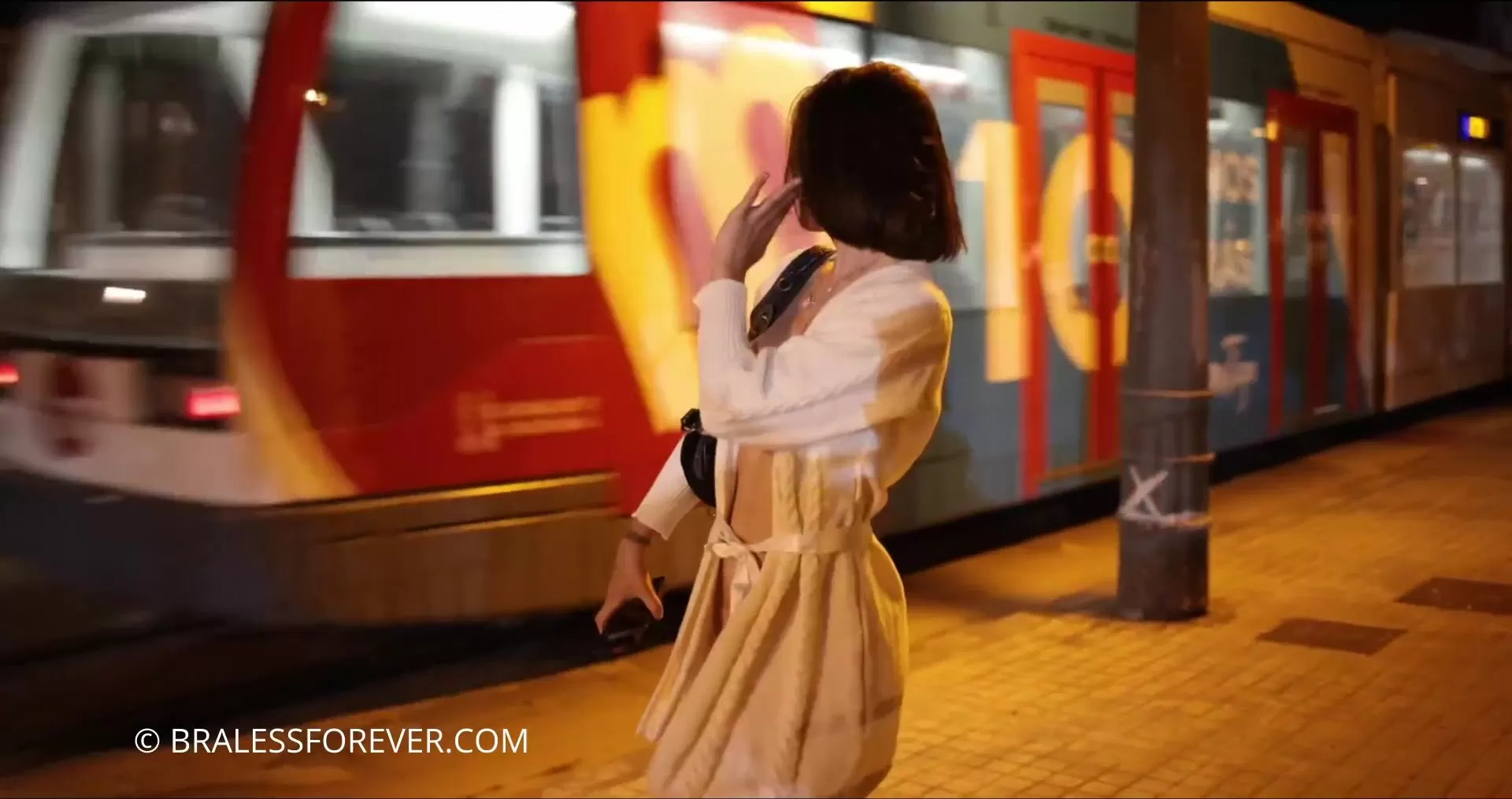 Elfa va nue la nuit dans sa robe ouverte