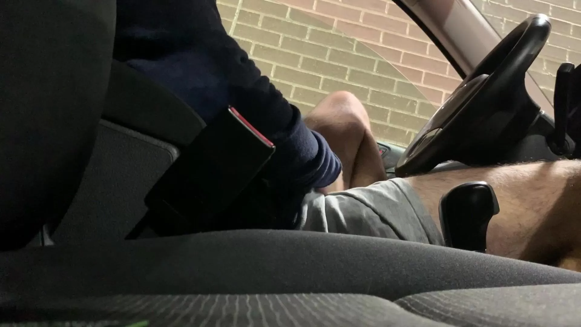 J'ai à peine réussi à passer le drive sans jouir partout sur moi