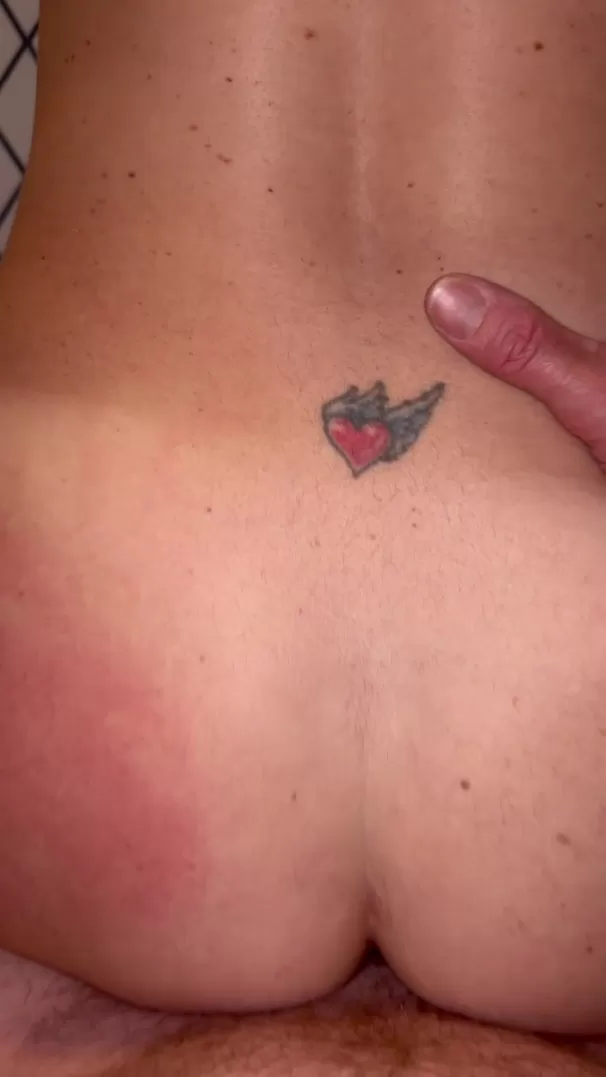 J'écarte mes joues tandis que je gicle partout sur sa bite