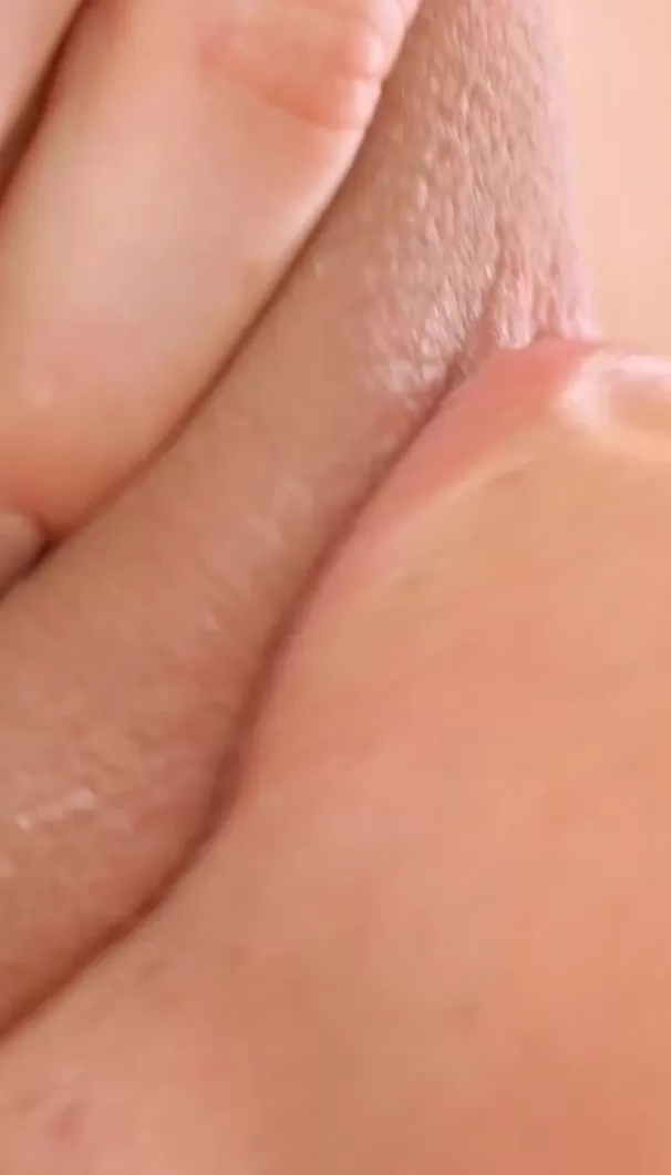 Manger la chatte juteuse d'Elsa Jean