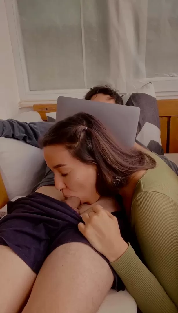 Fargli un pompino mentre è in videochiamata su Zoom