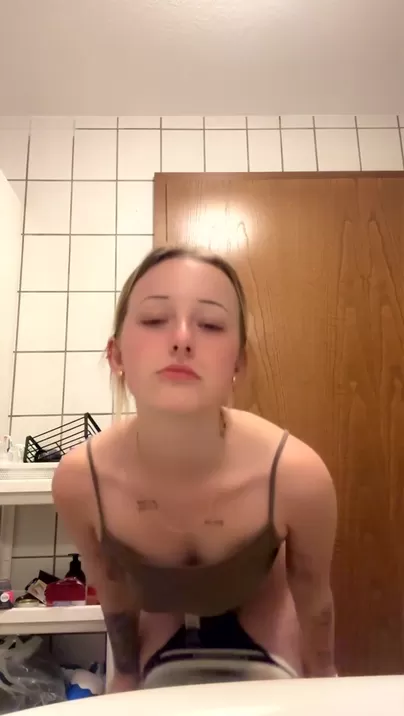 Typowa blondynka, która próbuje Cię podniecić..