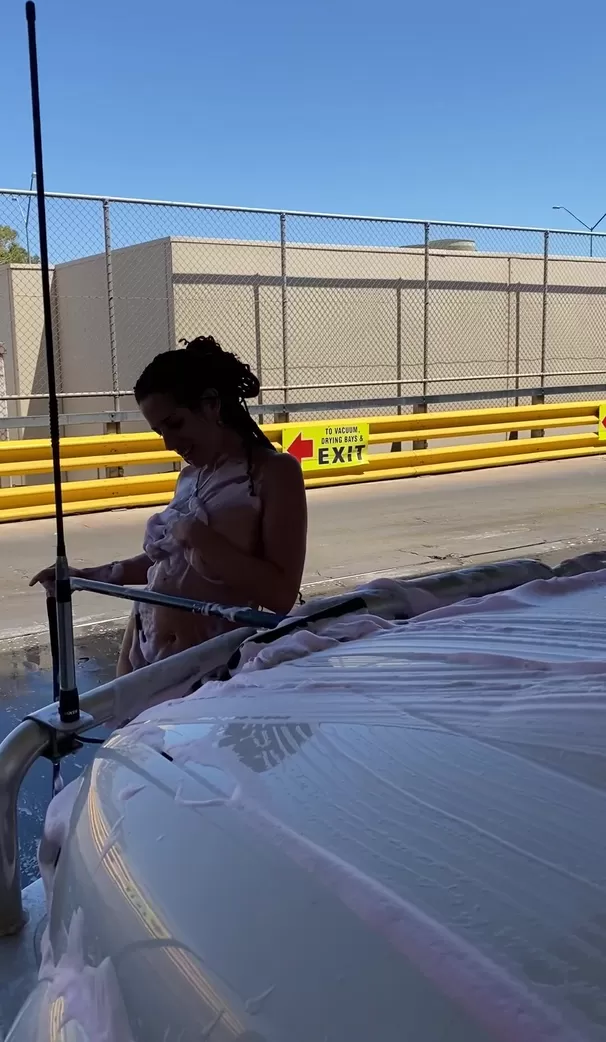 Je suis toute mousseuse au lave-auto