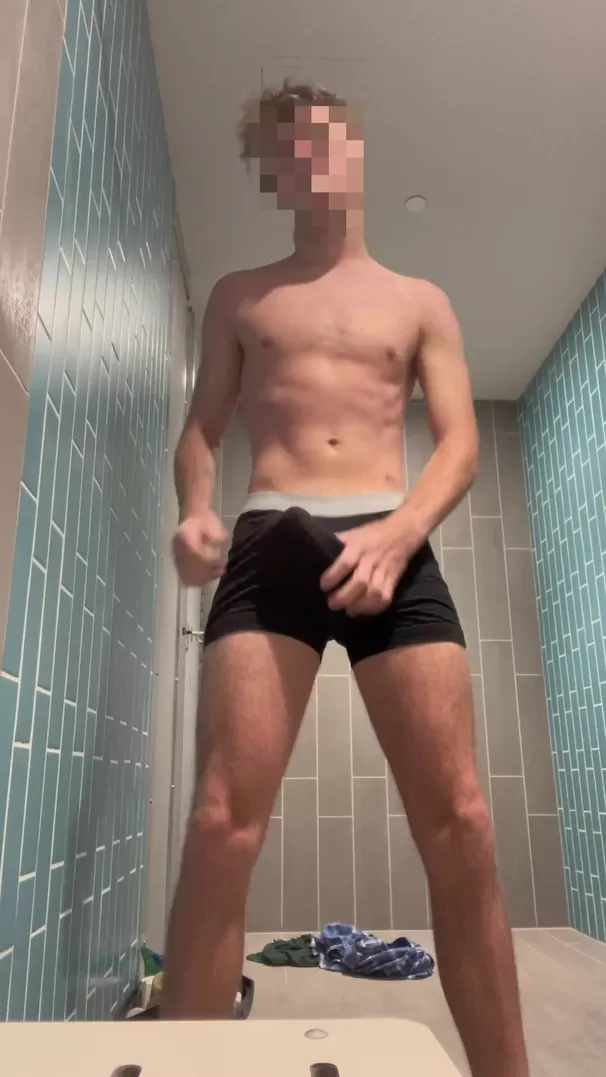POV : tu m’espionnes en train de « prendre une douche » dans les vestiaires