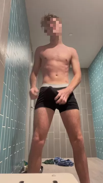 POV : tu m’espionnes en train de « prendre une douche » dans les vestiaires