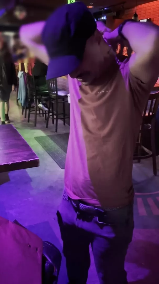 Une amie m'a mise au défi de me déshabiller dans un bar… alors je l'ai fait