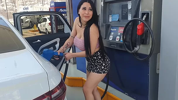 Les meilleures amies latines se promènent dans la ville, exhibent leurs seins et sucent la bite d'un mec au hasard