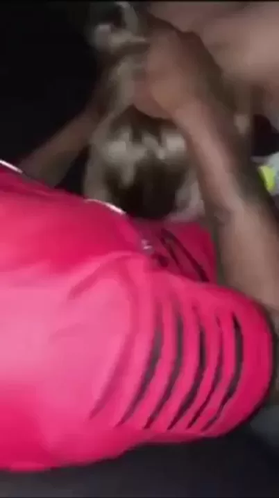Un mec blanc laisse ses potes entraîner sa nana