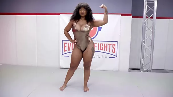 La salope noire juteuse Avery Jane perd le combat en prenant consciencieusement une bite dure dans sa chatte.