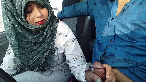 Openbaar rijden op een pik in een auto met een hete Indiase petite moslim babe
