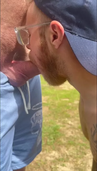 Io che succhio il cazzo di papà su un sentiero naturalistico