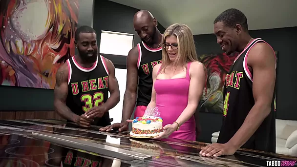 Trois bites noires sont le meilleur cadeau pour l'anniversaire de la belle-mère milf Cory Chase