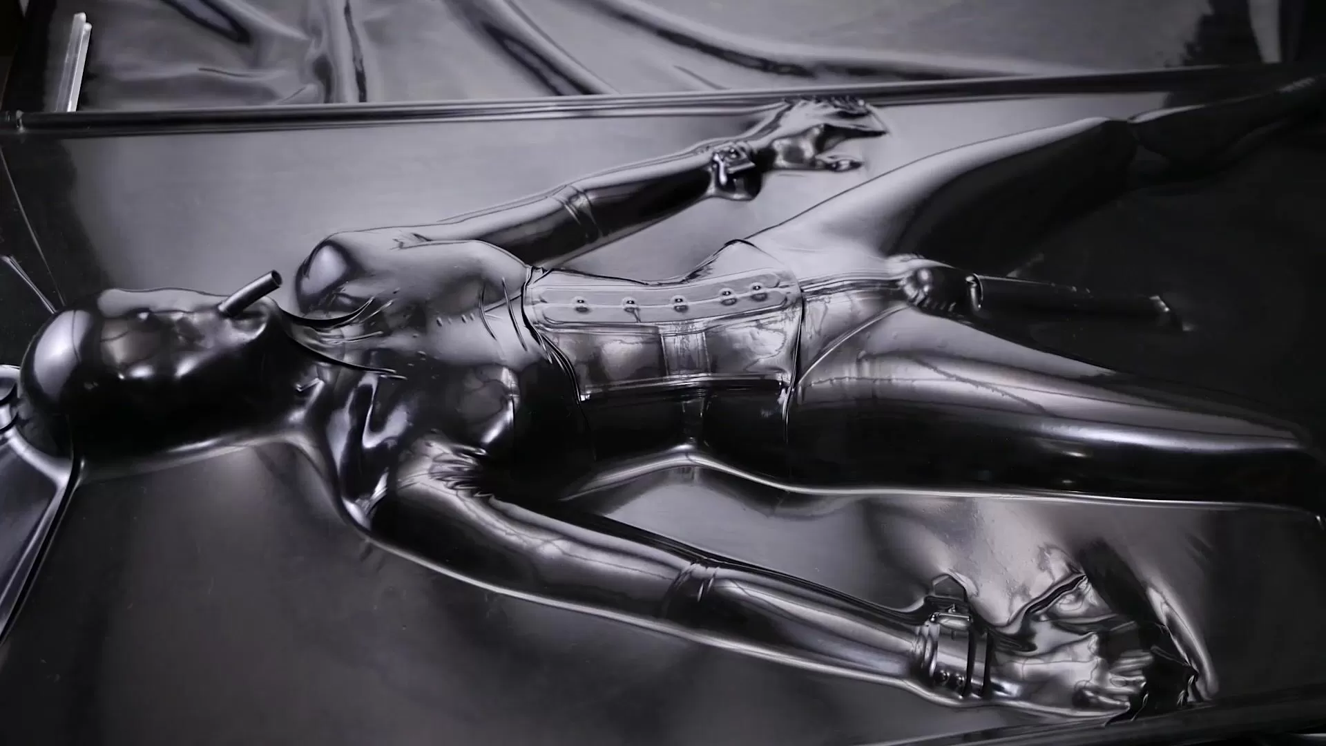 Se tortiller dans un lit d'aspirateur en latex