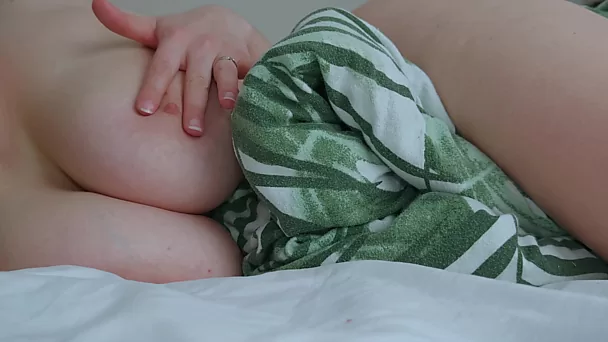 Solo matinal sensuel d'une femme célibataire aux gros seins et aux courbes généreuses.