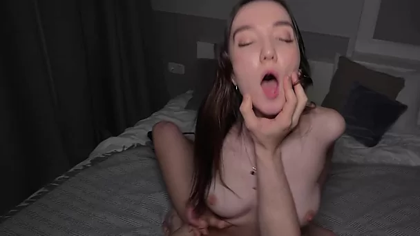 Une adolescente brune veut avaler jusqu'à la dernière goutte - porno amateur
