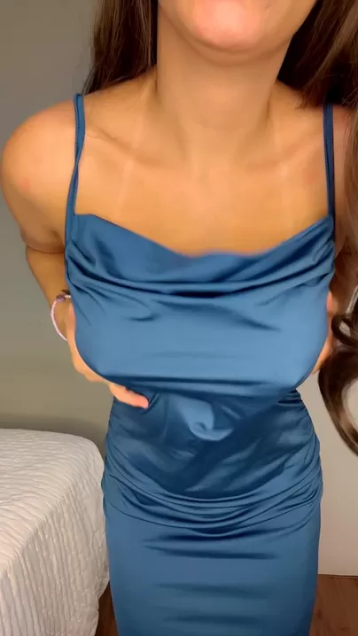 Cette robe a marqué mon téton à la fête ! C'est pourquoi j'ai décidé de l'enlever et de montrer à quoi elle ressemble sans la robe