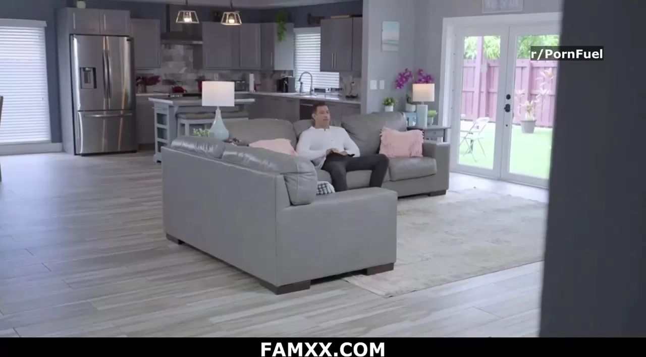 Qu'est-ce que tu regardais, beau-père !