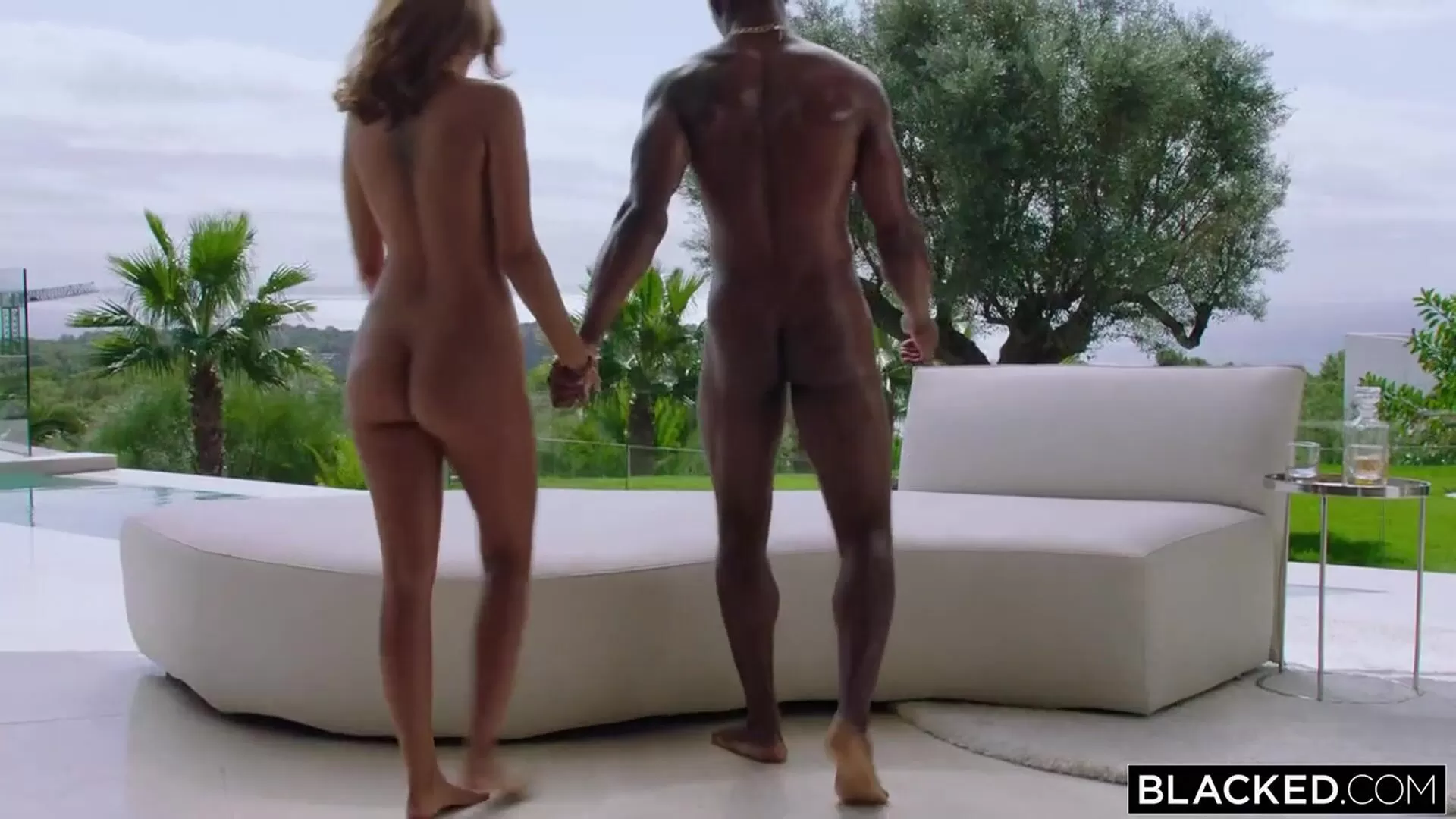 Agatha Vega s'enfuit avec un bel homme noir