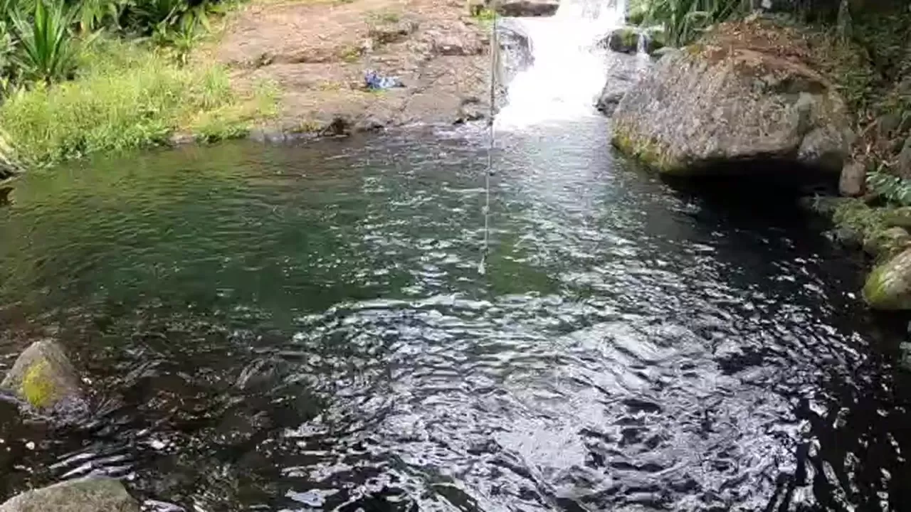 Trou de baignade connu pour la baignade nue. Étant seule, j'étais excitée, je me demande toujours quelle réaction j'aurais si quelqu'un s'approchait.