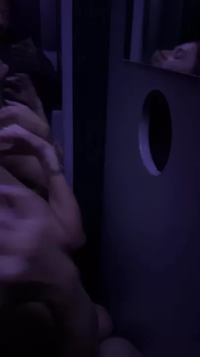 Je pensais que j'allais recevoir une bite dans ma bouche, mais je me suis retrouvée avec le visage plein de sperme