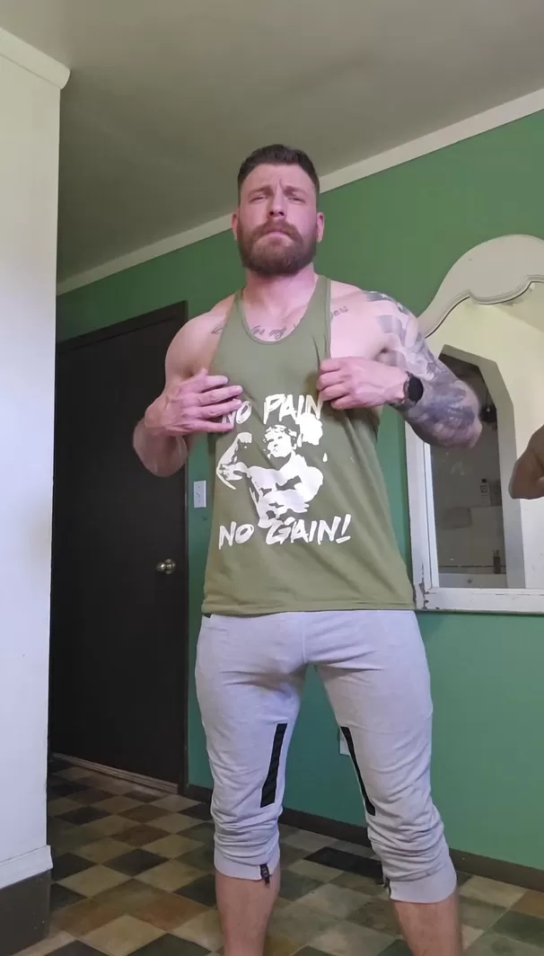 J'enlève mes vêtements de sport trempés de sueur après une séance intense. Pouah, j'ai besoin d'une douche !