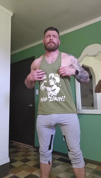 J'enlève mes vêtements de sport trempés de sueur après une séance intense. Pouah, j'ai besoin d'une douche !