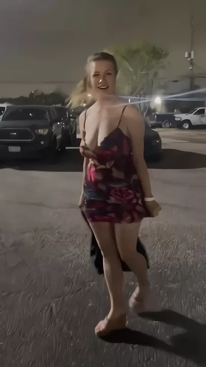 Dire par ton amie et se mettre nue juste après sur le parking, défi sexy et amusant