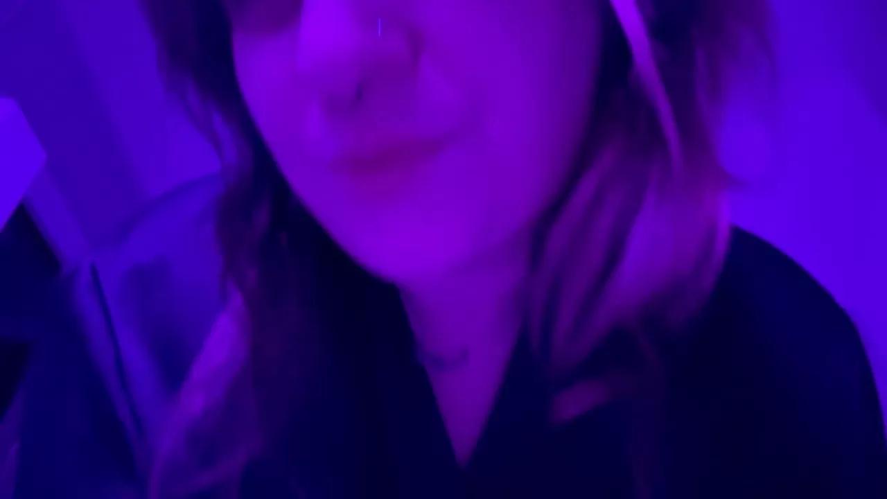 Est-ce que tu jouirais plus vite si je les serrais autour de ta bite ?