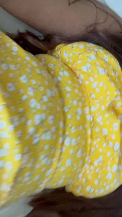 Esfregando meu gatinho cremoso