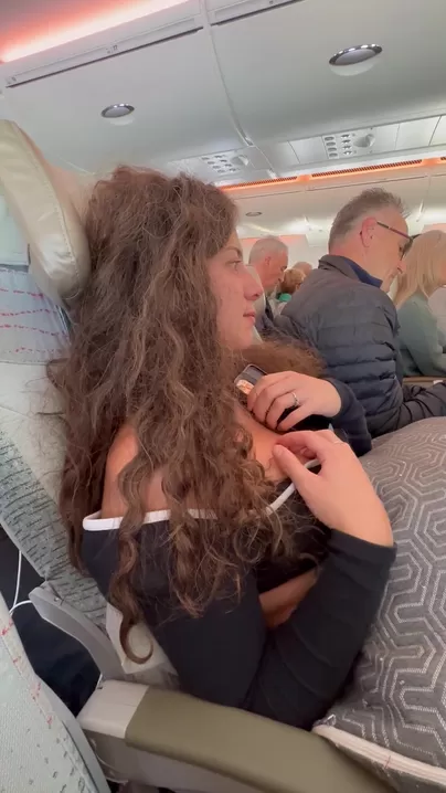 Un seno scoperto sull'aereo