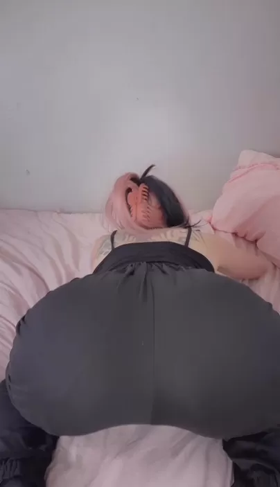 je les tire vers le bas pour que je puisse faire rebondir mon butin gothique pour toi :3