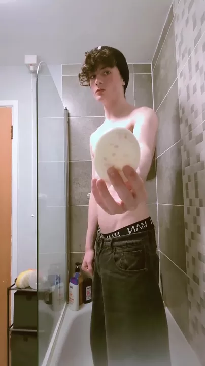 Ne laisse pas tomber le savon :3