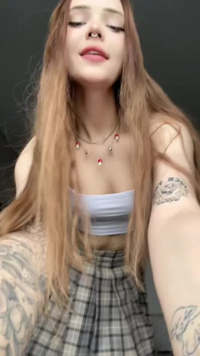 Pelle setosa, sorriso timido e un grosso segreto