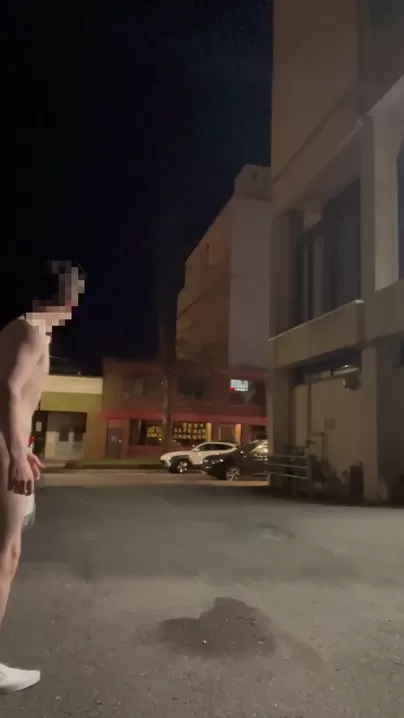 Nue dans l'allée du parking d'un hôtel