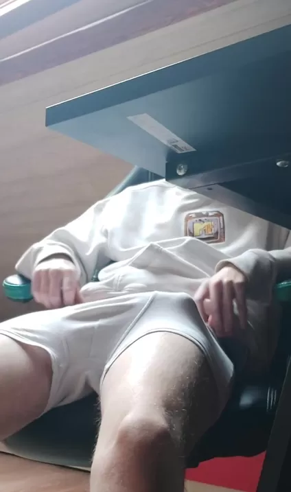내가 너 앞에서 그렇게 뽑아내면 어쩌려고 귀여운 거야?  앉아 있는 거야 아니면 빨고 있는 거야?