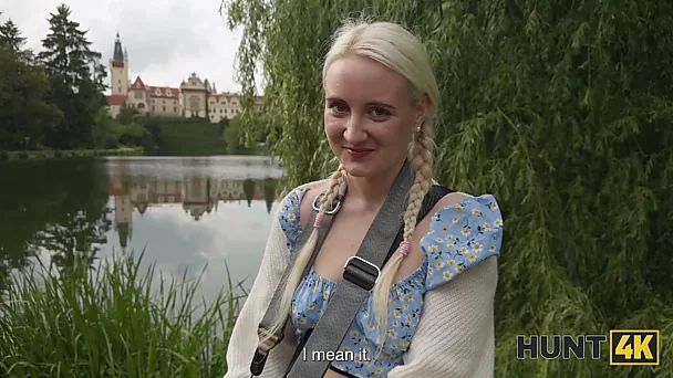 Une adolescente au visage mignon a l'air naïve, mais c'est une pute en réalité - Hunt 4K