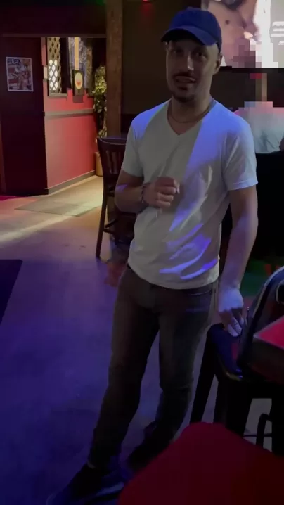 Juste un de mes stripteases décontractés au bar