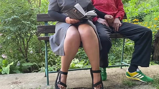 性感美腿熟女在公共场合快速手淫