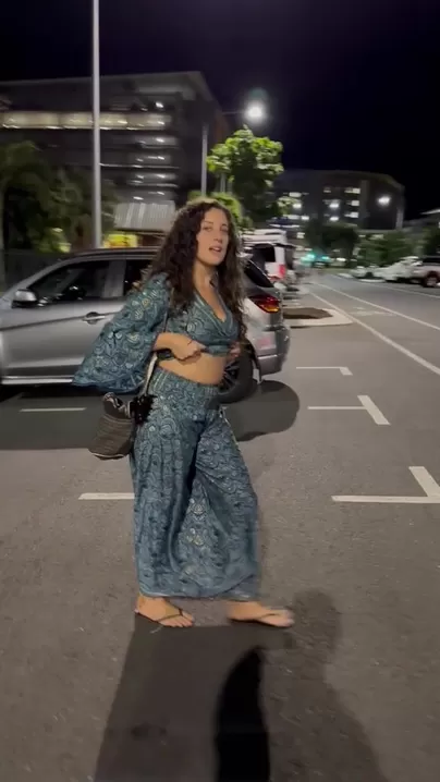 Seins en l'air quand tu traverses la route !