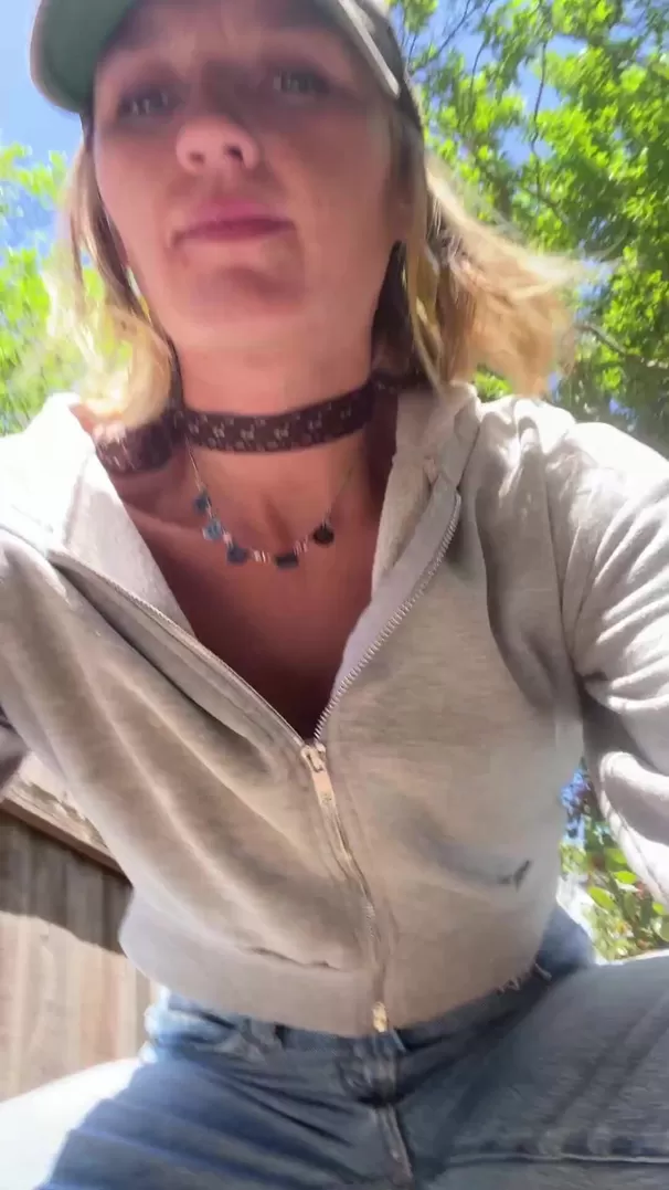 J'étais en train de faire pipi et ma chatte a éjaculé du sperme