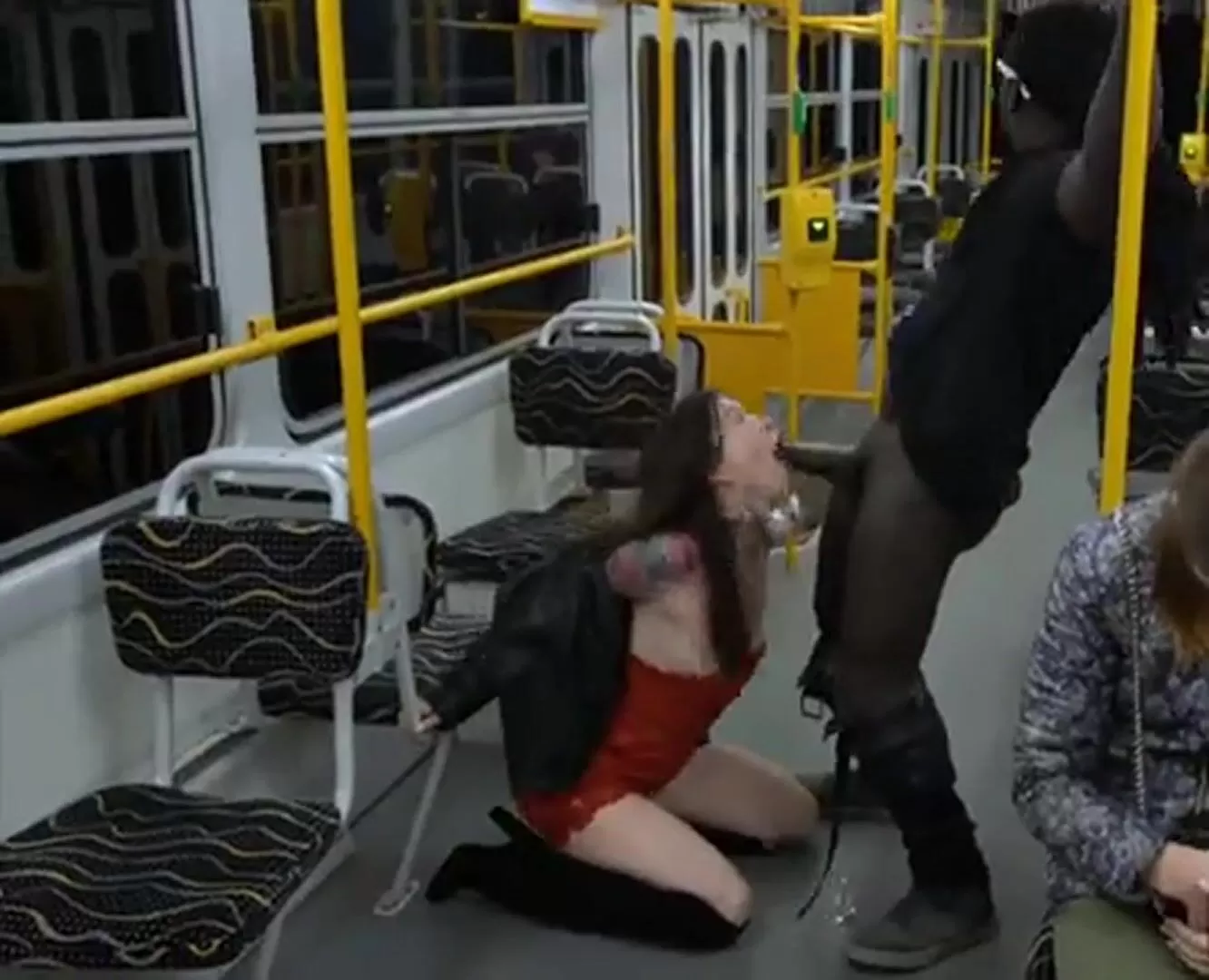 Quelle salope désespérée...  Sucer une grosse bite dans le métro